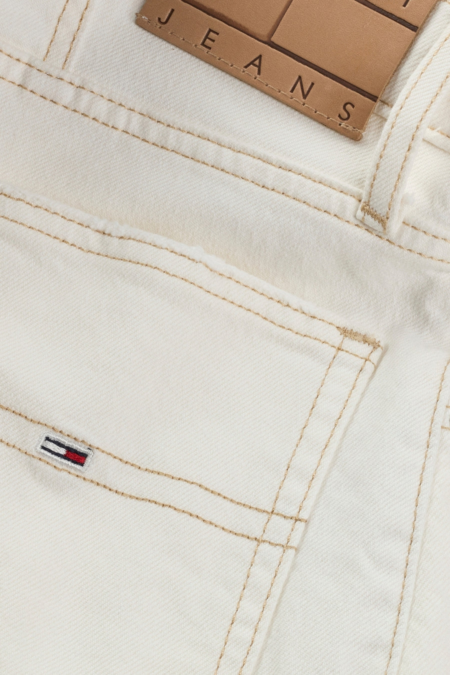 Short de denim blanc de TOMMY JEANS, avec des coutures visibles et un petit logo de marque sur la poche arrière.