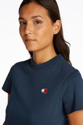 T-shirt bleu à manches courtes de TOMMY JEANS, avec logo sur la poitrine et couleur unie.