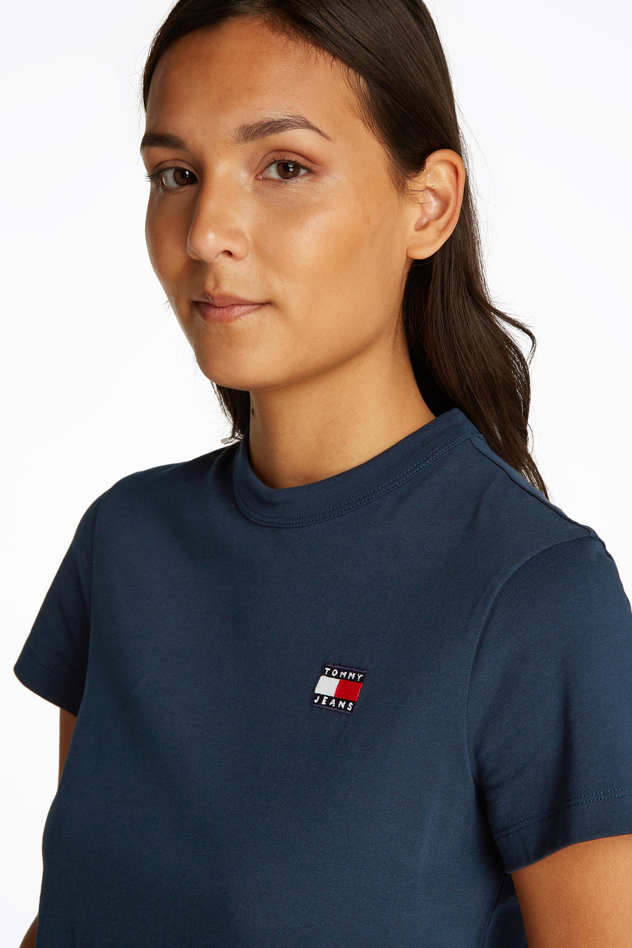 T-shirt bleu à manches courtes de TOMMY JEANS, avec logo sur la poitrine et couleur unie.