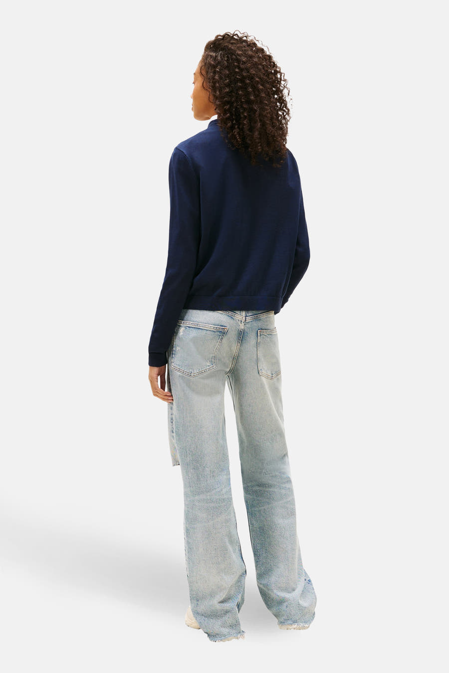 T-shirt bleu avec col rond de TOMMY JEANS, à manches longues et associé à des jeans larges.