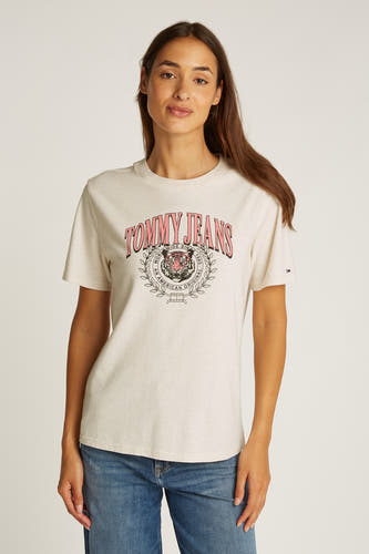 Ecru T-shirt met korte mouwen van Tommy Jeans, met opdruk van een tijger en opschrift. Gedragen met een jeansbroek.