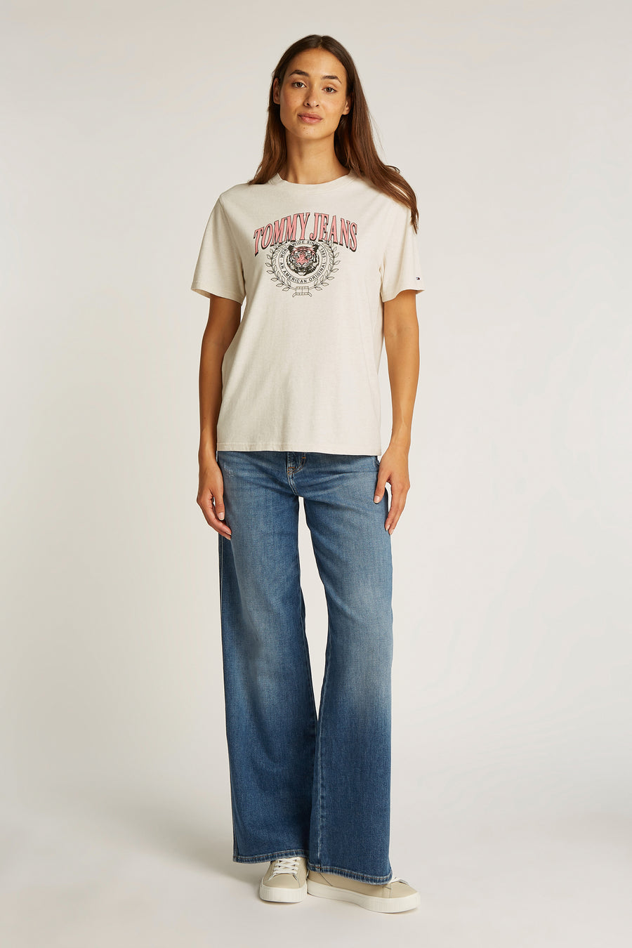 Ecru T-shirt met korte mouwen van Tommy Jeans, met een grafische print en gecombineerd met een jeans.