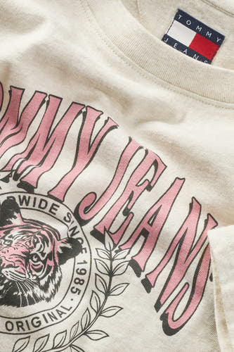 Ecru T-shirt met korte mouwen van Tommy Jeans, met roze letters, tijgerprint en vintage look.
