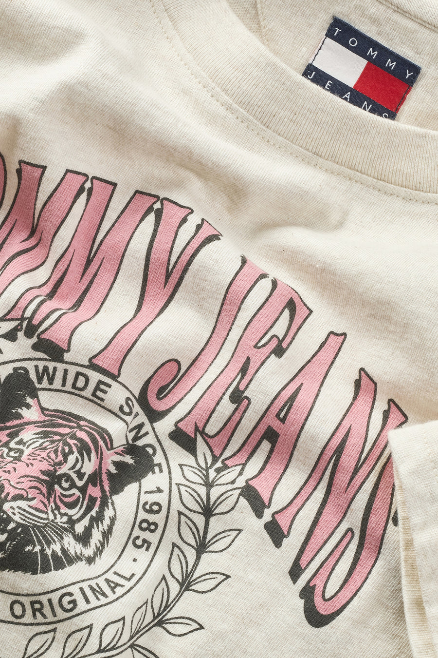 Ecru T-shirt met korte mouwen van Tommy Jeans, met roze letters, tijgerprint en vintage look.
