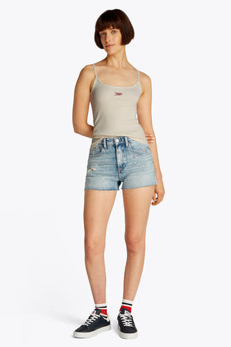 Ecru tanktop van TOMMY JEANS, gedragen met denim shorts en zwarte sneakers met sokken.
