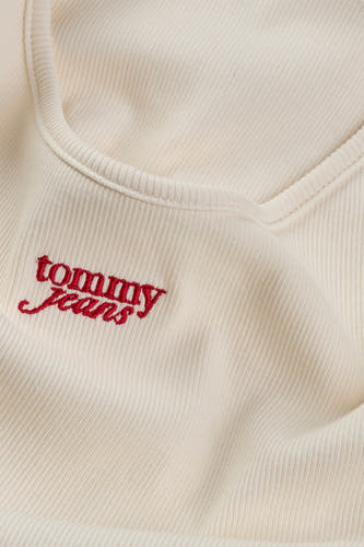 Ecru rib singlet van TOMMY JEANS, met een geborduurde merknaam in rood linksonder.