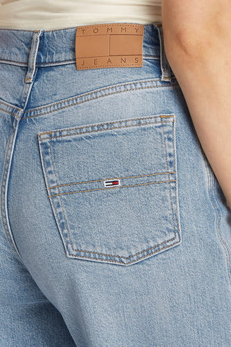 Wijde lichtblauwe denim jeans van TOMMY JEANS met merklogo op de achterzak en tailleband.

