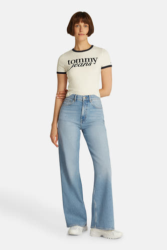 Wijde lichtblauwe denim jeans van TOMMY JEANS, met wijde pijpen en witte sneakers.