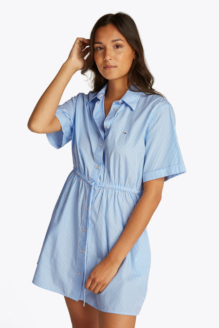Blauw kleedje met korte mouwen van TOMMY JEANS, met een gestreept patroon en een strikceintuur in de taille.
