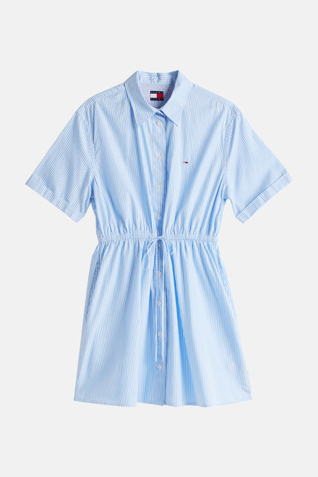 Blauw gestreept kleedje met korte mouwen van Tommy Jeans, met een taillekoord en knoopsluiting.
