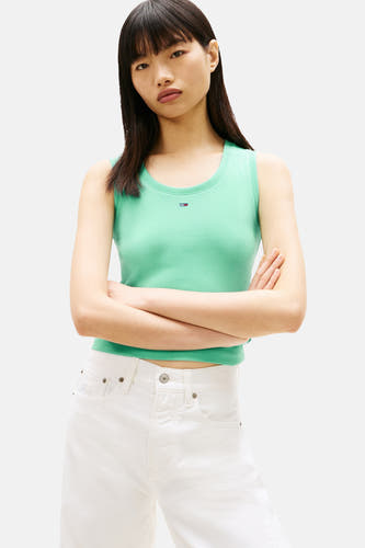 Groen T-shirt met korte mouwen van Tommy Jeans, geribd en gedragen met een witte jeans.