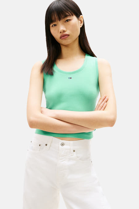 Groen T-shirt met korte mouwen van Tommy Jeans, geribd en gedragen met een witte jeans.