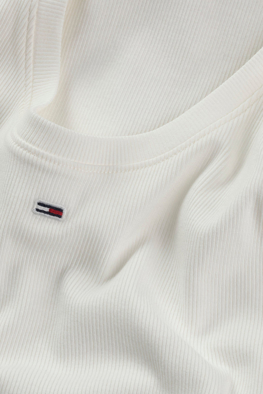 T-shirt écru à manches courtes de Tommy Jeans, avec un bord côte et un logo brodé.