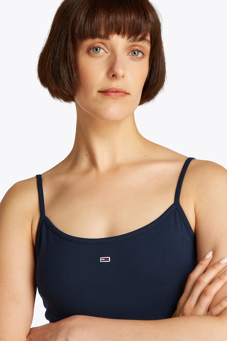 Blauwe singlet van TOMMY JEANS met spaghettibandjes en een klein logo op de borst.