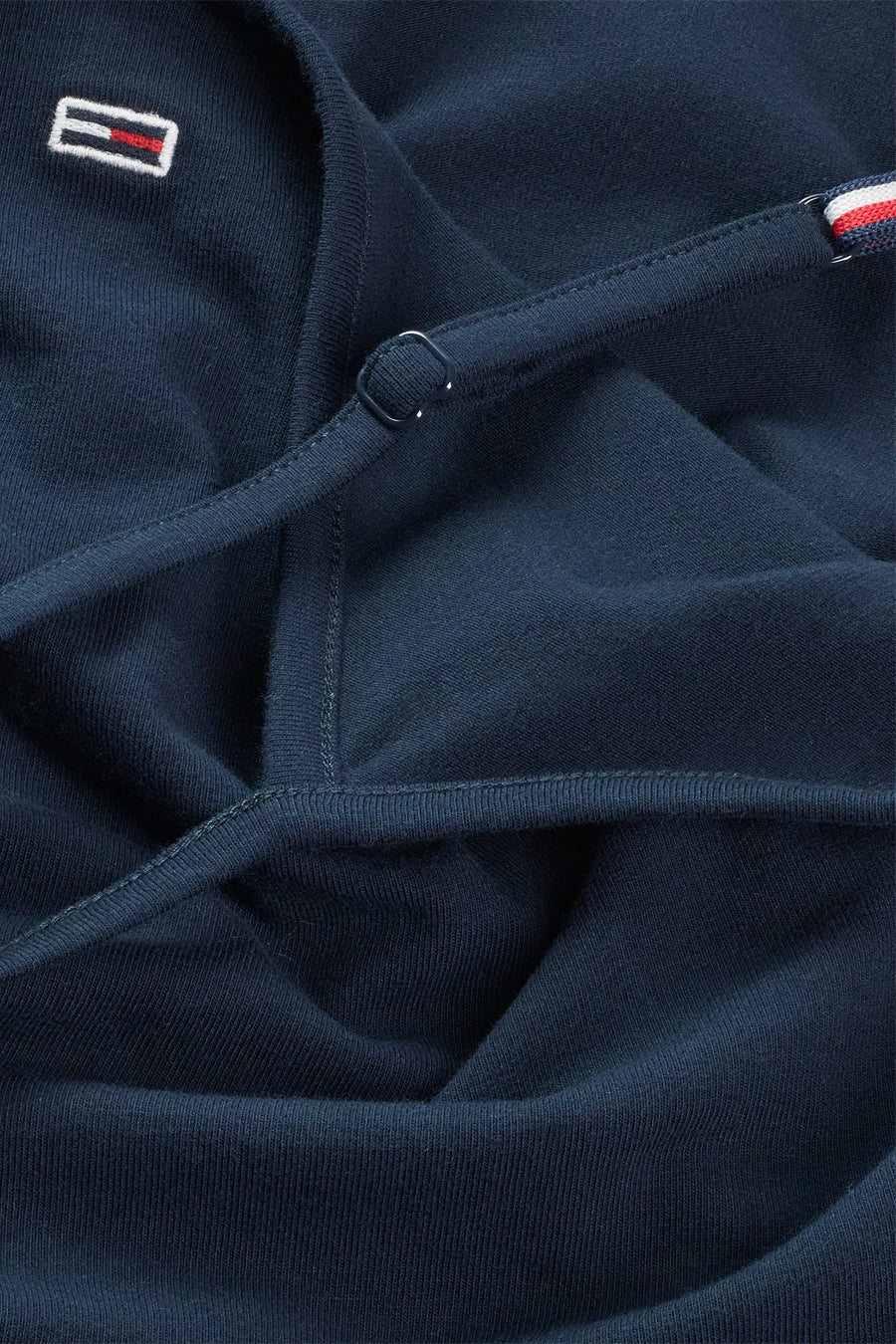 Blauwe singlet van TOMMY JEANS, met verstelbare bandjes en een klein logo op de borst.