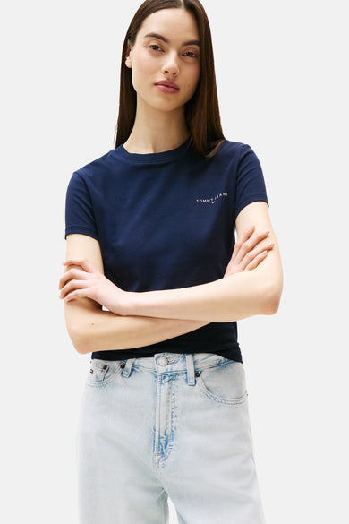T-shirt bleu à manches courtes de TOMMY JEANS, couleur unie, porté avec un jean bleu clair.
