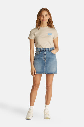 T-shirt écru à manches courtes de TOMMY JEANS, avec une impression de texte bleu sur la poitrine.