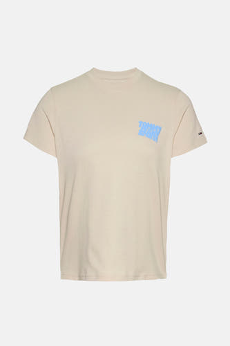 T-shirt écru à manches courtes de TOMMY JEANS, avec une impression de texte bleu sur la poitrine et un petit logo de marque sur la manche.