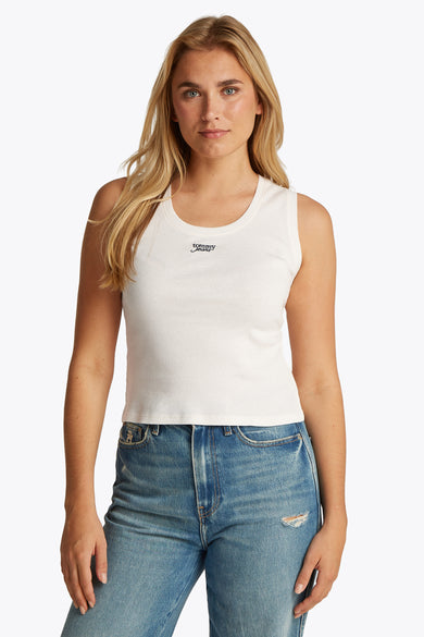 Ecru tanktop van TOMMY JEANS, geribbelde textuur, gecombineerd met een blauwe jeans.