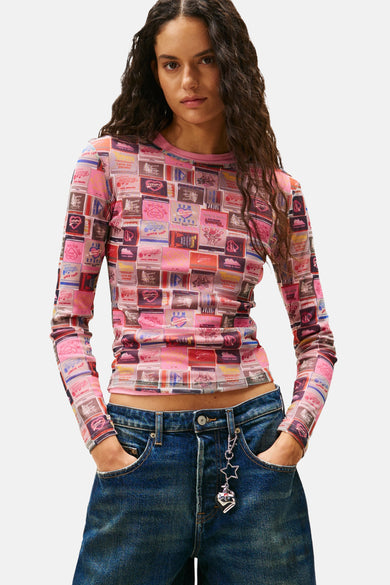 T-shirt multicolore à manches longues de TOMMY JEANS, avec une impression all-over de divers logos et textes.