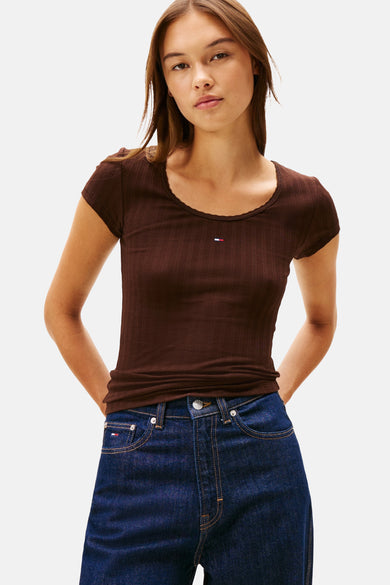 Bruin T-shirt met korte mouwen van TOMMY JEANS, met een klein logo op de borst, gecombineerd met een jeans.
