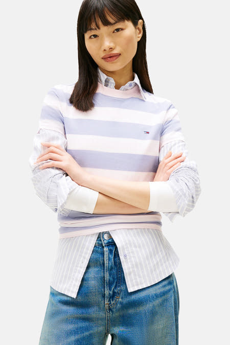 T-shirt multicolore à manches courtes de TOMMY JEANS, avec un motif rayé et porté avec des jeans larges et des baskets.