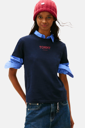 Vrouw met rode muts, blauwe blouse en donkerblauw Tommy Jeans T-shirt.