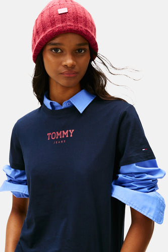Model met rode muts en Tommy Jeans-shirt.