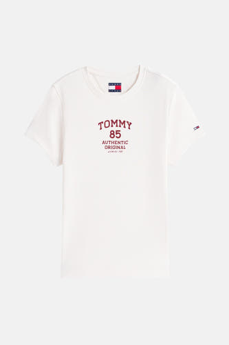 Wit T-shirt met korte mouwen van TOMMY JEANS, met rode opdruk "Tommy 85 Authentic Original Since 1985".