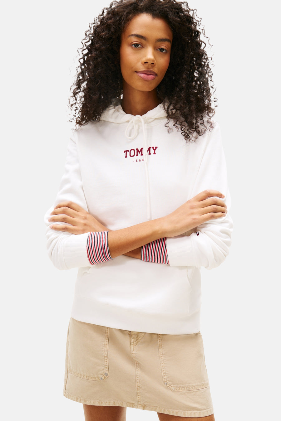 Witte sweater met kap van Tommy Jeans, met lange mouwen en een beige rok.