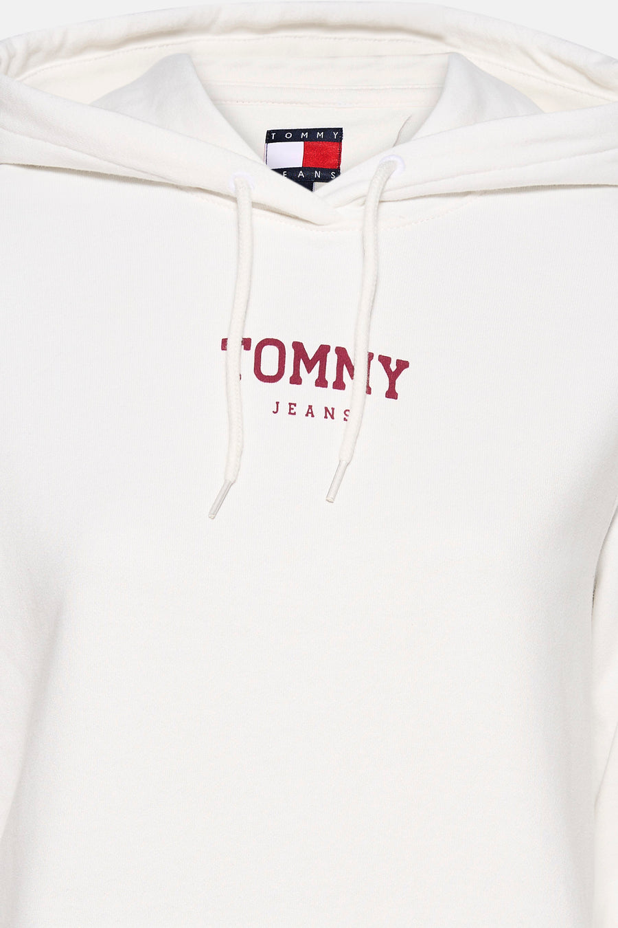 Sweat à capuche blanc de TOMMY JEANS, avec imprimé logo rouge sur la poitrine et cordons de serrage blancs.