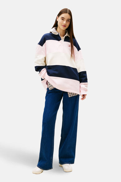Polo multicolore à manches longues de TOMMY JEANS, porté avec une blouse fluide et des jeans larges.