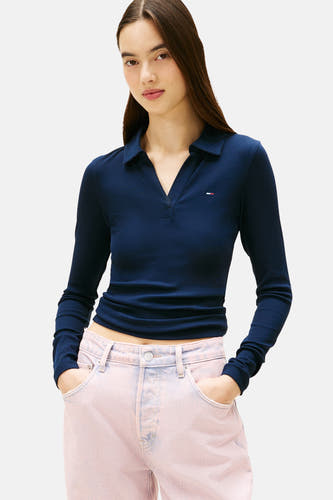 Blauw T-shirt met lange mouwen van TOMMY JEANS, met lange mouwen en roze jeans.
