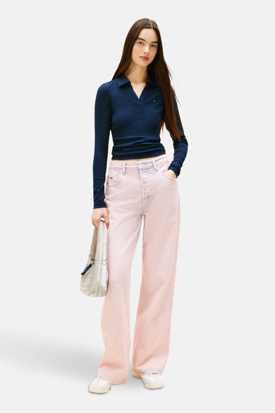 T-shirt bleu à manches longues de TOMMY JEANS, porté avec des jeans roses et une sac en argent.