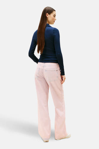 Blauw T-shirt met lange mouwen van TOMMY JEANS, gedragen met roze jeans.