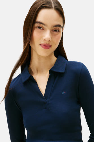 Blauw T-shirt met lange mouwen van TOMMY JEANS, met ribstructuur en klein logo op de borst.