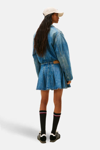 Jeansjas van denim in middenblauw van TOMMY JEANS, met lange mouwen, gedragen met een rok en sportsokken.
