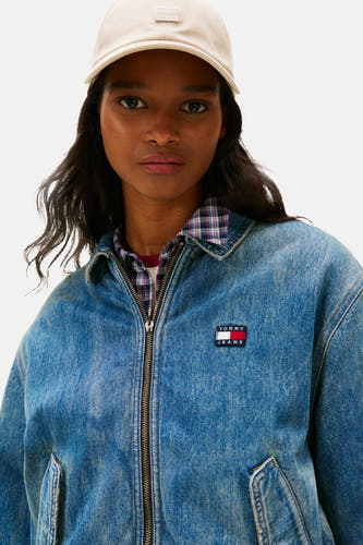 Jeansjas van blauw denim van TOMMY JEANS, met lange mouwen, ritssluiting en een geborduurd logo.