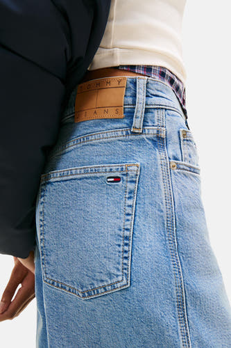 Wijde jeans in middenblauw denim van TOMMY JEANS, met achterzak en leren patch.
