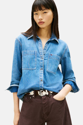 Jeanshemd in mid blue denim van TOMMY JEANS, met lange mouwen en twee zakken op de borst.