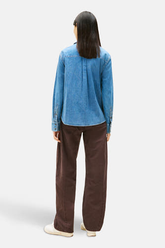 Jeanshemd in mid blue denim van TOMMY JEANS, met lange mouwen en bruine broek.
