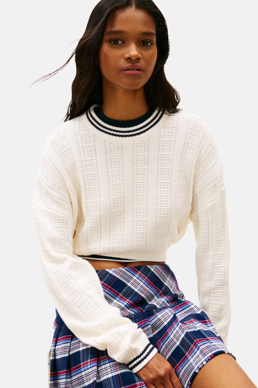 T-shirt blanc avec col rond de TOMMY JEANS, avec un motif côlé géométrique et une encolure biaisée.