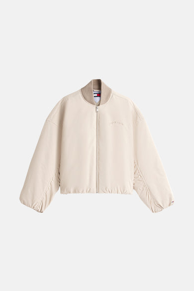 Beige, manteau court de Tommy Jeans, avec fermeture éclair et logo subtil de la marque sur la poitrine.