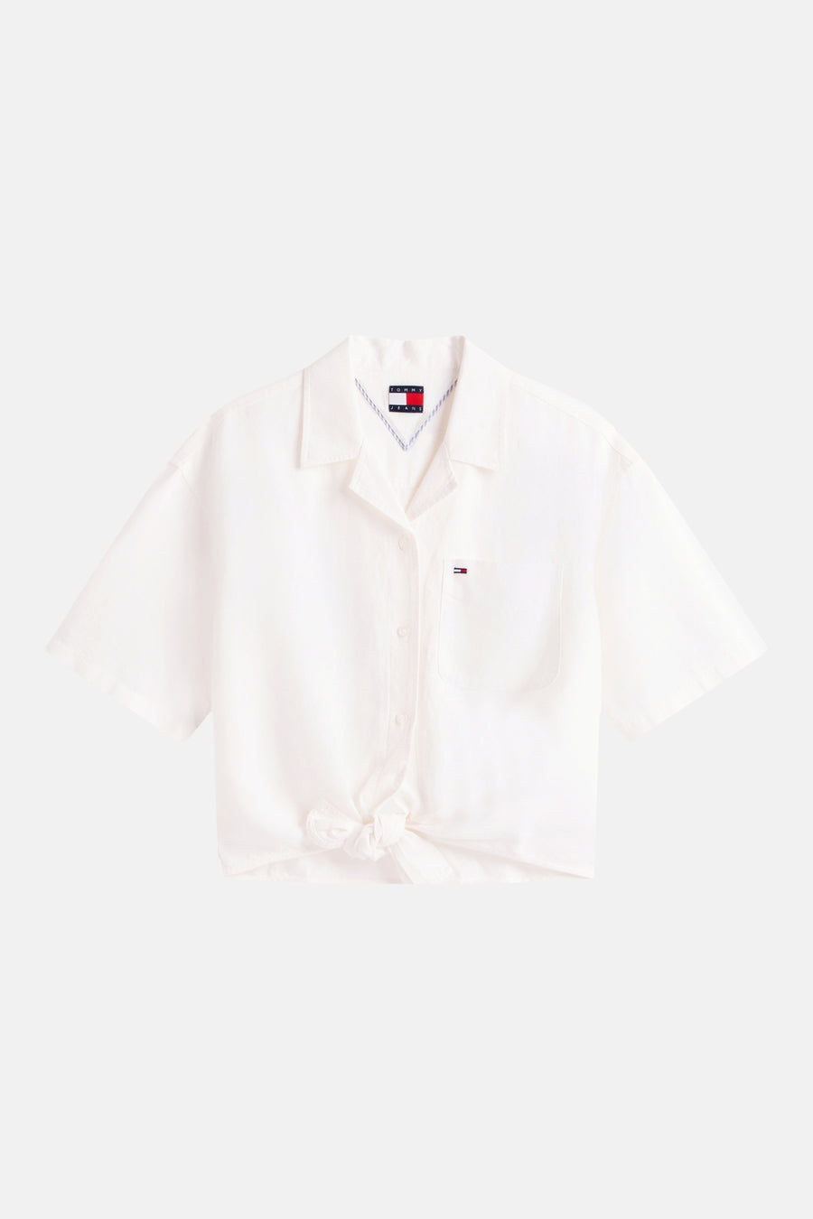 Chemise blanche à manches courtes de TOMMY JEANS, boutonnée sur le devant avec une poche poitrine.