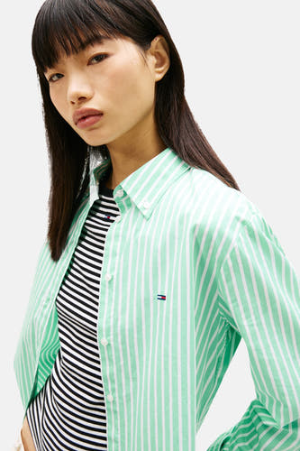 Chemise verte à manches longues Tommy Jeans, à motif rayé, portée sur un haut rayé.
