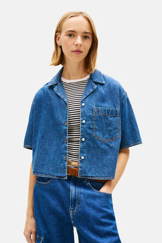 Jeanshemd in middenblauw denim van TOMMY JEANS, met korte mouwen en een gestreepte top eronder.
