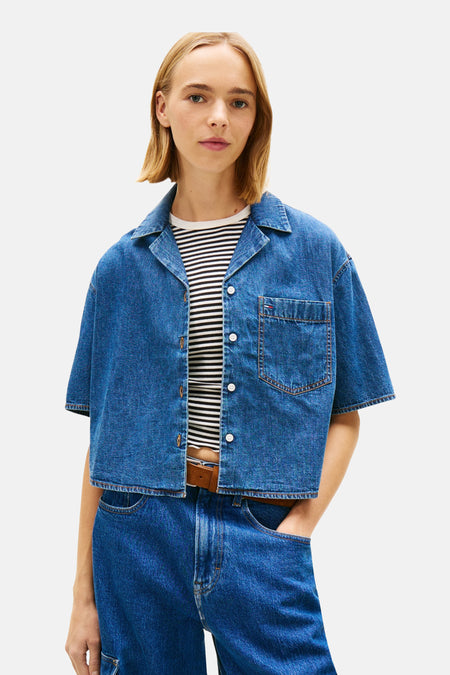 Chemise en jean en denim bleu moyen de TOMMY JEANS, à manches courtes et avec une chemise rayée en dessous.