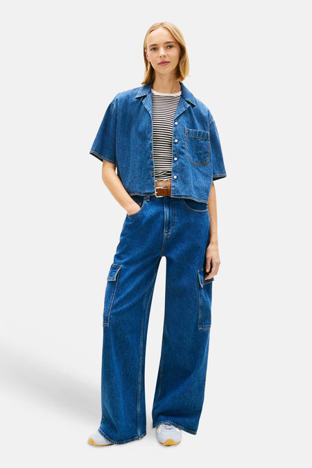 Jeanshemd van midblauw denim van TOMMY JEANS, met korte mouwen en een gestreept shirt eronder.