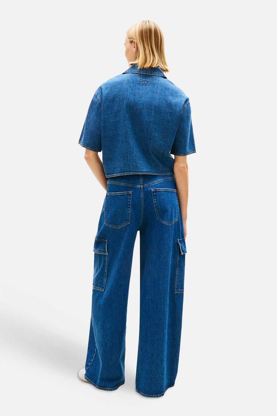 Jeanshemd in middenblauw denim van TOMMY JEANS, gezien van achteren, met korte mouwen en cargo jeans.

