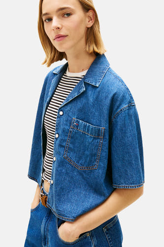 Jeanshemd in mid blue denim van TOMMY JEANS, met korte mouwen en borstzak.
